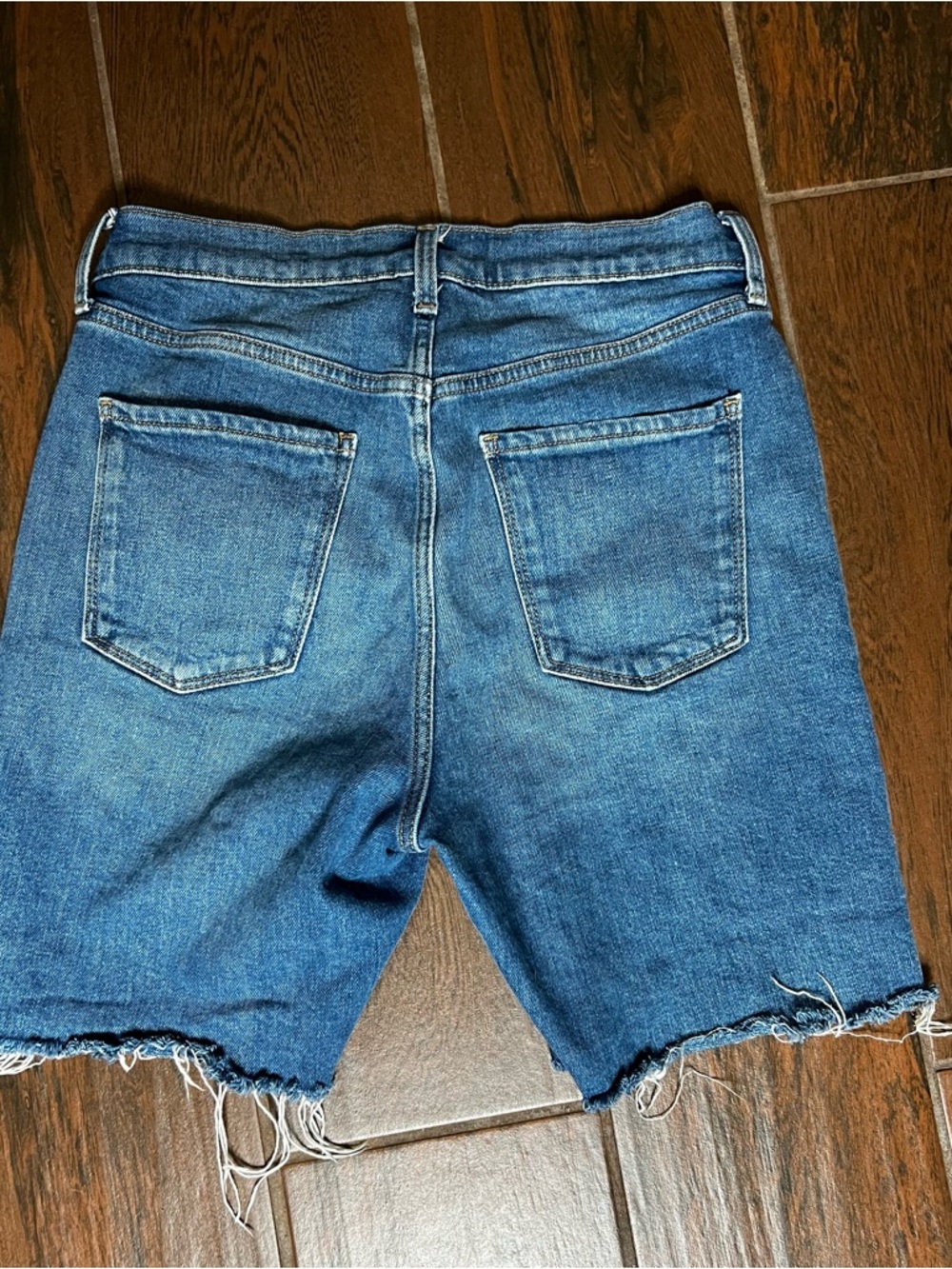 Old Navy Denim Cut Off Long Shorts Womens Size 8 - Picture 4 of 4